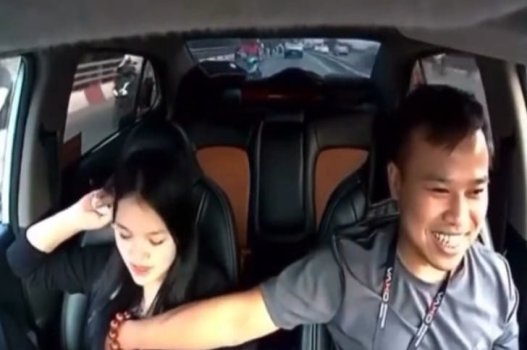 Um grupo de amigos gostou de um vídeo de mulher linda e gostosa