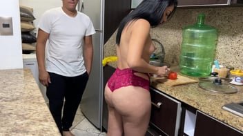 Bui Men, de tailandês binh, foi revelado um clipe de selfie não usando roupas