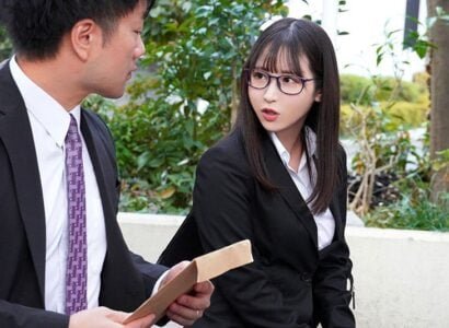 Com os negócios com o chefe, a secretária sexy quer fazer amor com o chefe que tem uma esposa