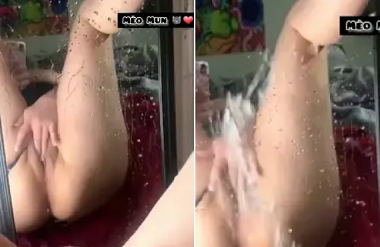 A irmã mais nova foi ao piso azul para tirar uma selfie depois de trabalhar