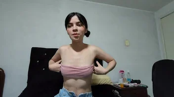Lam Thai Vy tira uma selfie e tem que pagar o preço